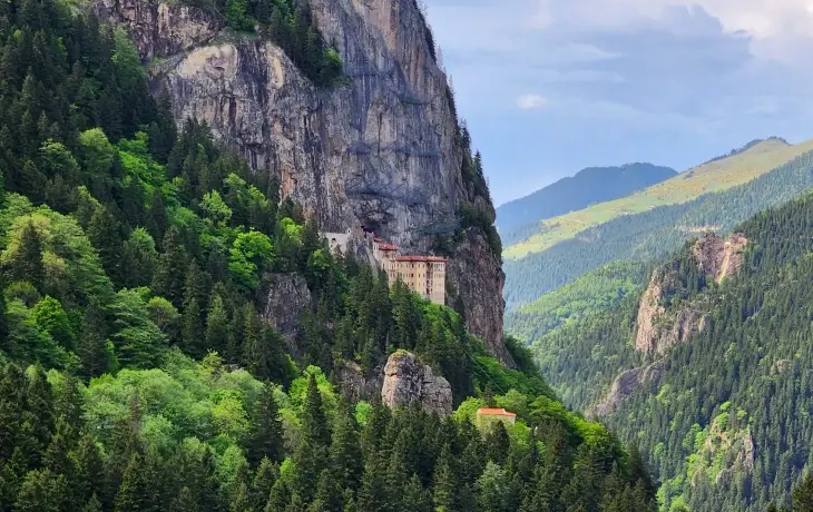 Sümela Manastırı’nın Altındere Vadisi’ne bakan cepheden görünüşü; dik kayalık yapısı ve çevresini saran yoğun Karadeniz ormanlarıyla birlikte manastırın dağ yamacındaki konumu.